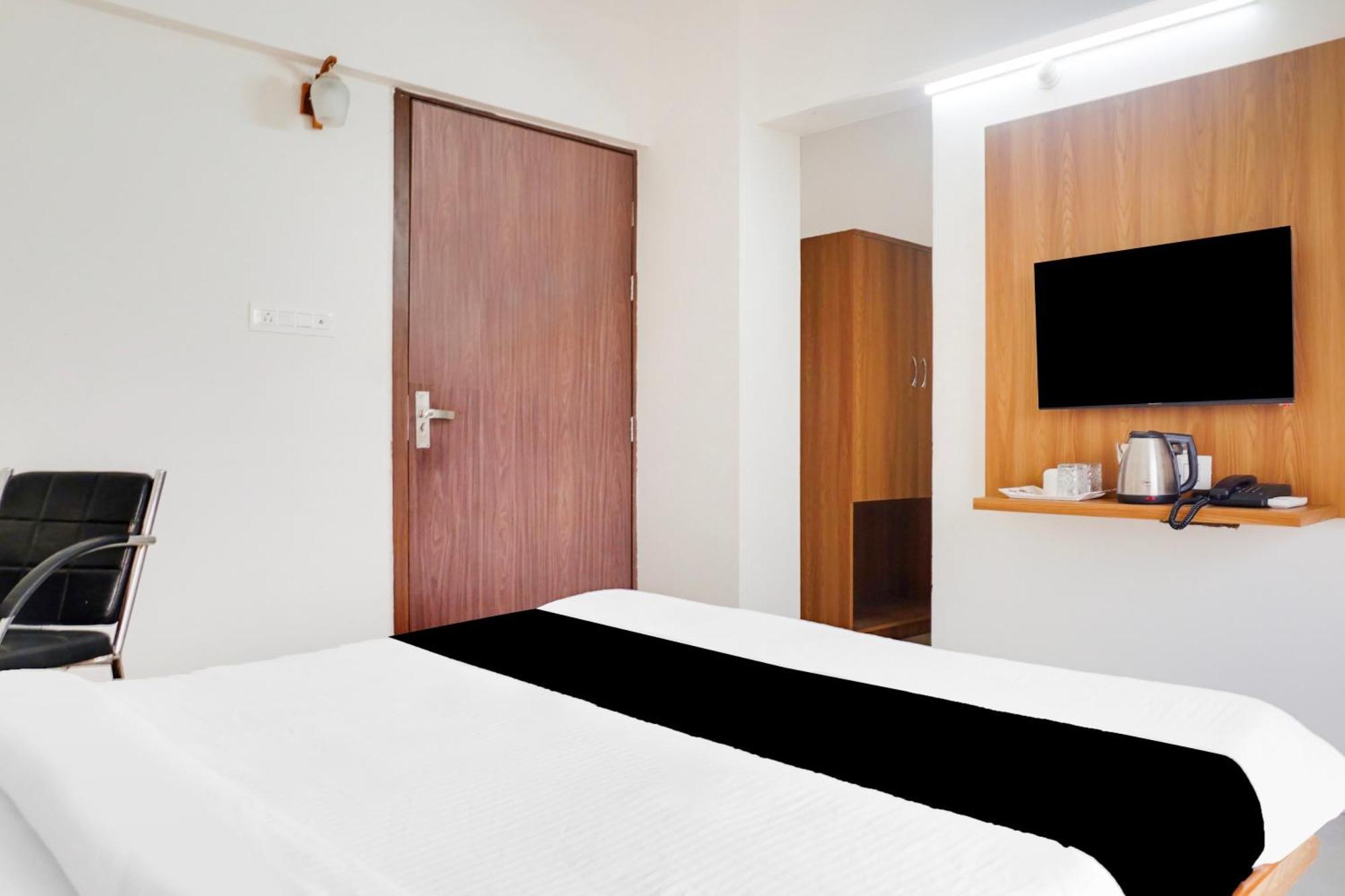 Super Townhouse Lohegaon Near Pune Airport Formerly Landmark Regency Lohogaon Exterior photo